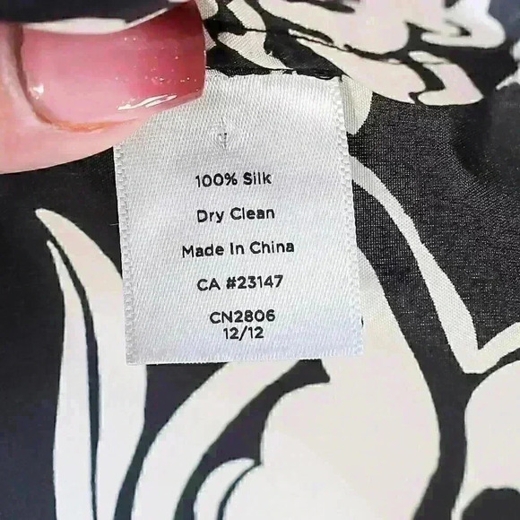 Talbots Size 8 100% silk black/white sleeveless back button blouse - Picture 11 of 11